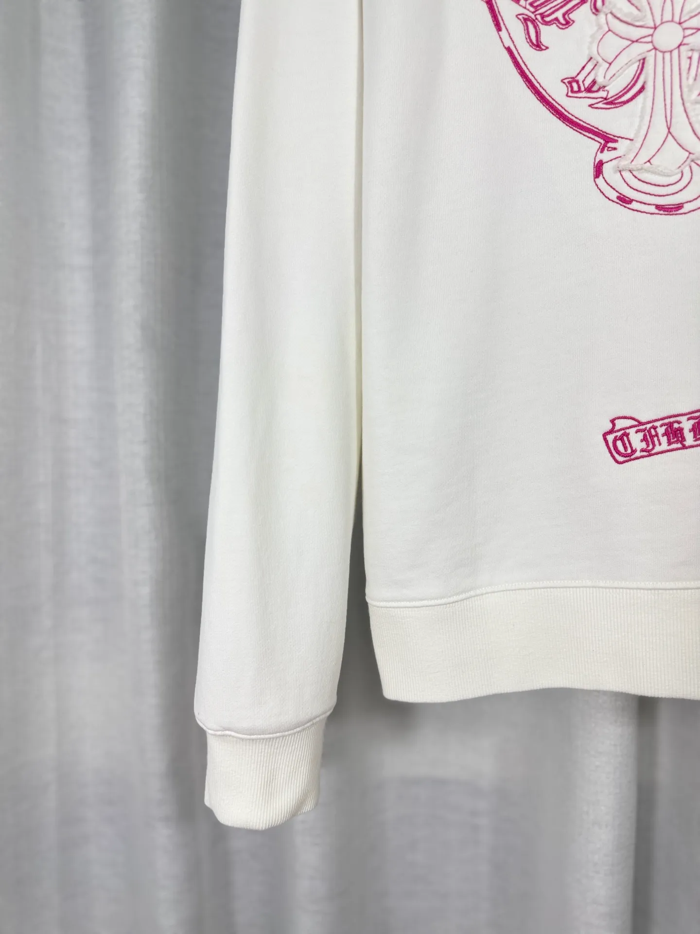 P270 top version, real shot without P, ​​different from market currency) 𝗖𝗵𝗿𝗼𝗺𝗲 𝗛𝗲𝗮𝗿𝘁𝘀/Cro Heart 2025 washed patch embroidery autumn and winter new original single counter American laser burnt 3D three-dimensional color embroidered couple casual sweatshirt 👑The highest version! Customized fabric 420g tripe terry fabric! American acid-washed and distressed original fabric laser burnt ✟appliqué embroidery and exquisite embroidery of letters! The best-selling model in the counter, very comfortable to wear. Accessories: original molded and authenticated collar label➕100% silk wash label. Genuine purchase-grade original hangtag➕matching hanging rope➕3D hanging beads➕original packaging bag. Craftsmanship: The original version has consistent wiring! The highest version of the armhole matching technique! Color: White Black Size: S M L XL Style Number: 25-307